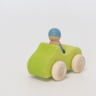 Carro de brinquedo verde com uma figura de madeira azul