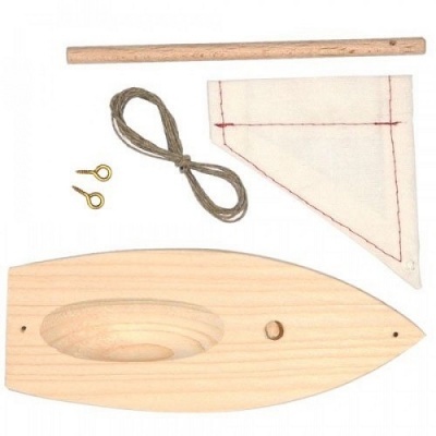 Peças de montagem para barco pequeno em madeira natural e vela de tecido branco