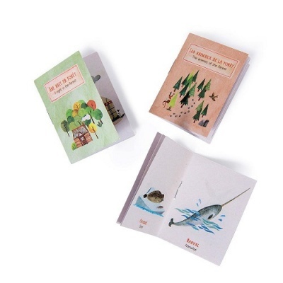 Livros infantis com capas ilustradas e desenhos de animais aquáticos.