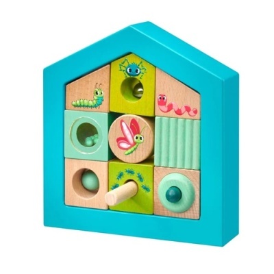 Brinquedo de madeira colorido em forma de casa com blocos decorados e moldura azul-turquesa