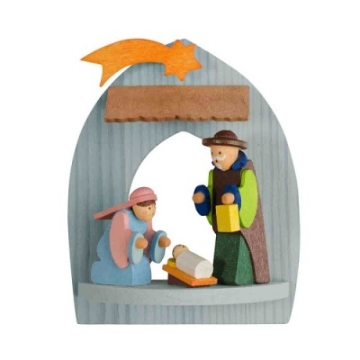 Presépio em madeira colorida com figuras de Maria, José e Menino Jesus sob um estábulo azul e uma estrela laranja.