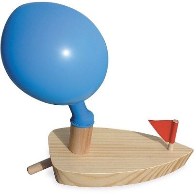 Brinquedo de barco em madeira com balão azul e bandeira vermelha