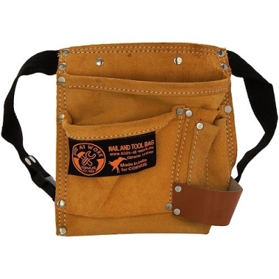 Bolsa para ferramentas em camurça castanha com rebites metálicos e vários compartimentos