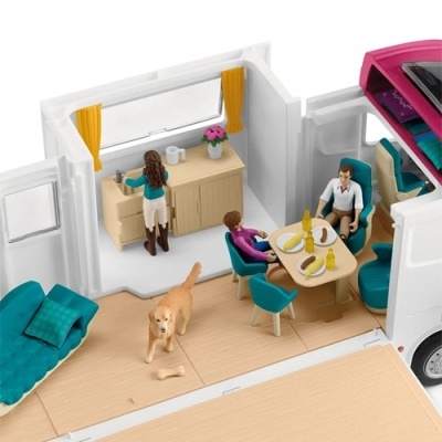 Modelo de brinquedo de autocaravana branca com interior detalhado e figuras humanas