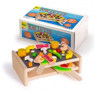 Jogo de raclette em madeira e alimentos de brinquedo coloridos com embalagem ao fundo