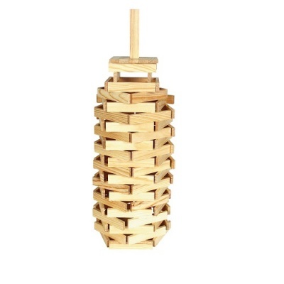 Escultura decorativa de madeira clara empilhada em padrão hexagonal