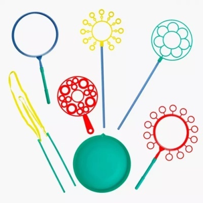 Varinhas coloridas para bolhas de sabão em fundo branco