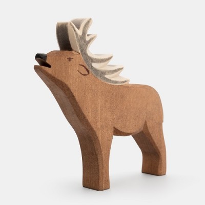 Escultura decorativa de alce em madeira castanha com hastes cinza e branco