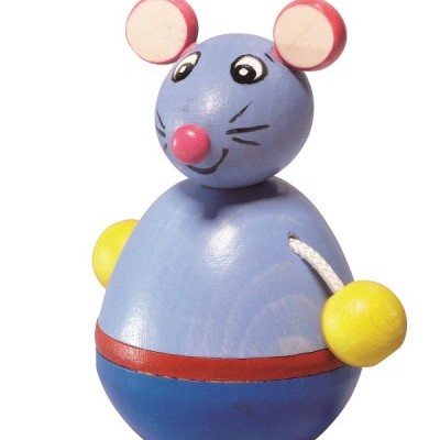 Brinquedo de madeira formato rato azul com orelhas rosa e braços amarelos.