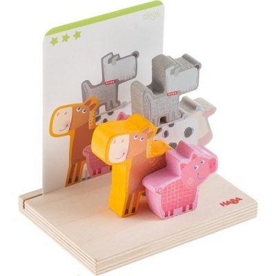 Brinquedo de madeira com figuras de animais e base de madeira clara