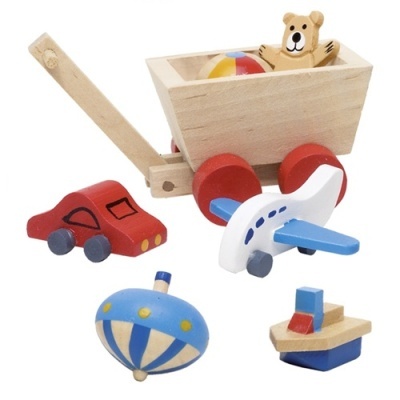 Brinquedos de madeira coloridos e uma carroça com urso de madeira