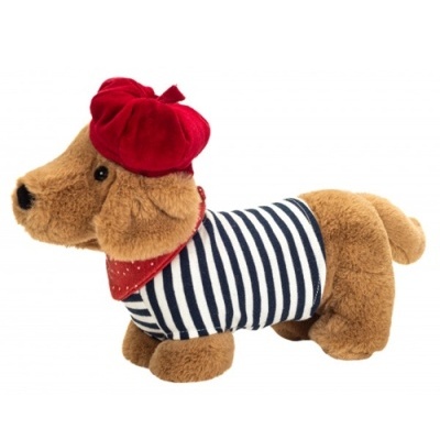 Pelúcia de cão castanho com roupa às riscas e boina vermelha