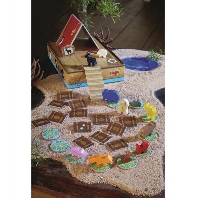 Jogo de tabuleiro em madeira com peças de animais coloridos e cartas em padrão castanho