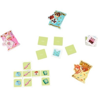 Jogo infantil de cartas com personagens animais em almofadas coloridas sobre fundo branco.