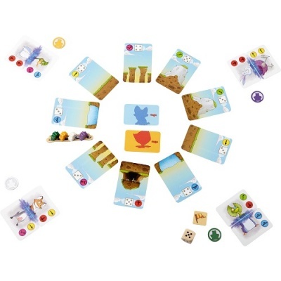 Jogo de tabuleiro e cartas com peças coloridas e dados sobre fundo branco