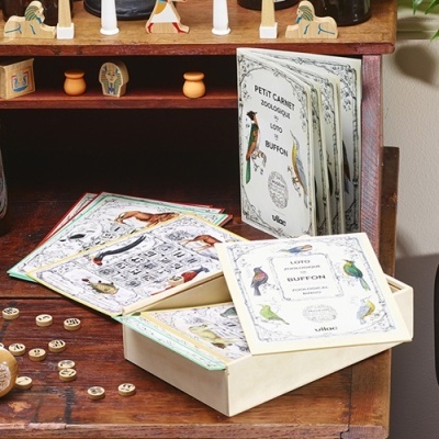 Jogo LOTO BUFFON com cartas de animais e fichas de números numa secretária de madeira