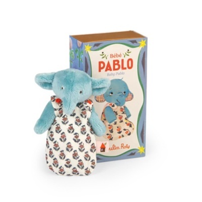 Peluche elefante azul claro com roupa estampada e caixa de embalagem