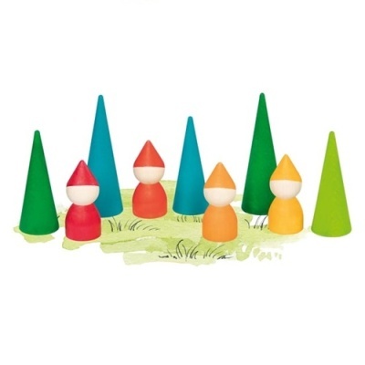 Figuras de madeira coloridas com cones verdes e azuis e bonecos vermelhos e laranja, sobre fundo branco com manchas verdes