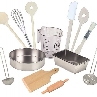 Conjunto de utensílios de cozinha variados incluindo colheres, batedor, espátulas, formas e acessórios