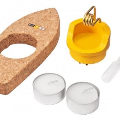 conjunto de base de cortiça, suporte amarelo, velas de chá e conta-gotas