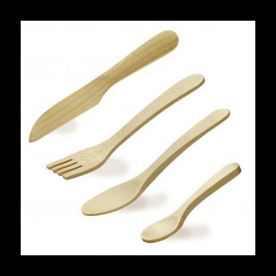 Conjunto de talheres em madeira clara com faca, garfo, colher de sopa e colher pequena