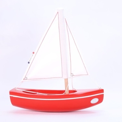 Barco de vela de brinquedo vermelho e branco