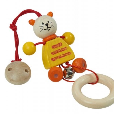 Boneco de madeira colorido em forma de gato com corda e anel