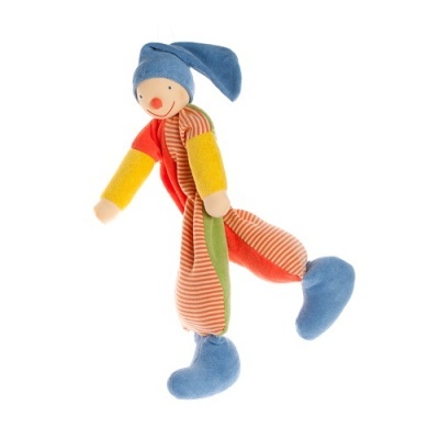 Boneco de pano colorido com roupas riscas e chapéu azul