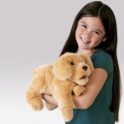 Menina sorridente a segurar peluche de cão bege claro