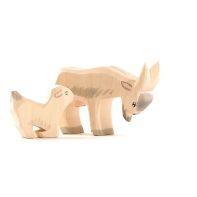 Duas figuras de madeira natural de burros, adulto e bebé, com detalhes pintados