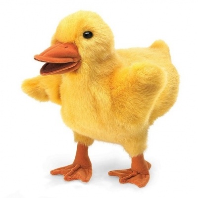 Pelúcia de pato amarelo com bico e patas laranja sobre fundo branco