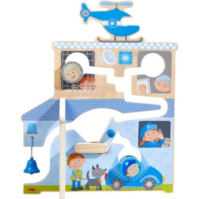 Brinquedo de madeira colorido com tema de casa e helicóptero