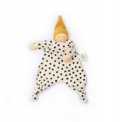 Boneco de pano branco com pontos pretos e gorro amarelo