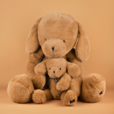 Dois ursinhos de pelúcia castanhos, dois tamanhos, com laços pretos, fundo castanho