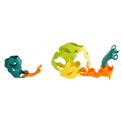 peças de construção de plástico coloridas, verde amarelo laranja, superfície branca