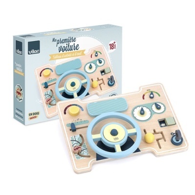 Painel educativo de madeira com volante azul claro e botões coloridos