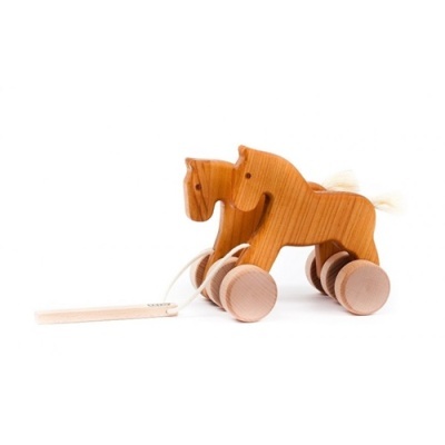 Brinquedo de madeira em forma de cavalos com rodas e corda de puxar