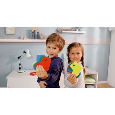 Crianças seguram peças de esponja coloridas em formato geométrico