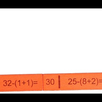 Peças de dominó laranja com números e operações matemáticas a preto