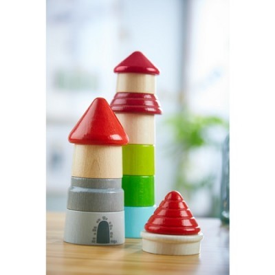 Brinquedos de madeira coloridos em forma de casas empilháveis com telhados vermelhos