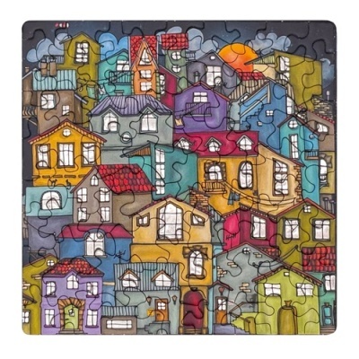 Puzzle colorido com casas sobrepostas em várias cores e céu ao fundo
