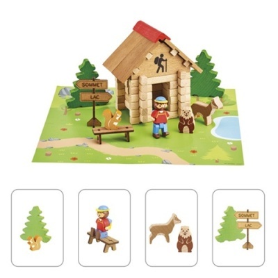 Brinquedos de madeira sobre cenário de papel com casa de troncos, árvores, banco, esquilo, boneco, urso e cão