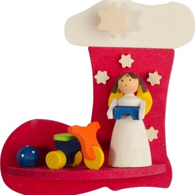 Enfeite de Natal em madeira com meia vermelha, estrela branca, figura feminina e triciclo colorido