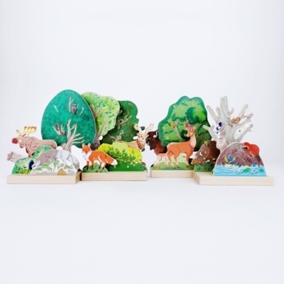 Peças decorativas de madeira pintada com animais e árvores
