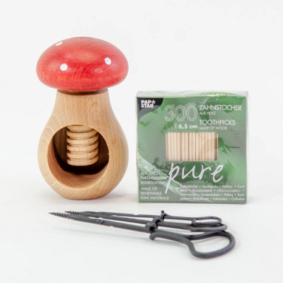 Escarificador de madeira em forma de cogumelo, palitos de madeira embalados e tesoura metálica preta