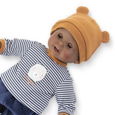 Boneco bebé com roupa de riscas e gorro castanho com orelhas