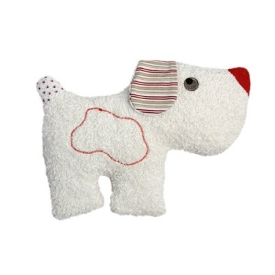 Pelúcia em forma de cão branco com nariz vermelho e orelha às riscas