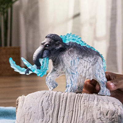 Figura de mamute com detalhes em azul translúcido simulando gelo