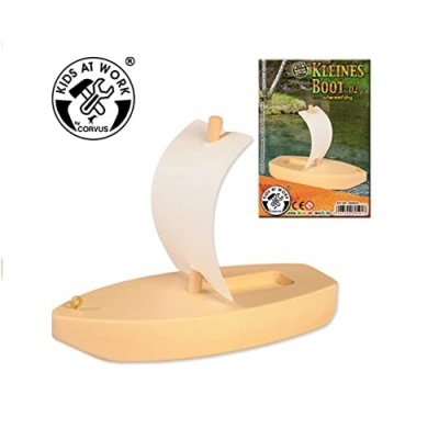 Barco de brinquedo de madeira clara com vela branca e embalagem com imagem do barco e texto KLEINES Boot 02