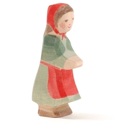 Figura de madeira pintada de mulher com vestido verde e avental vermelho